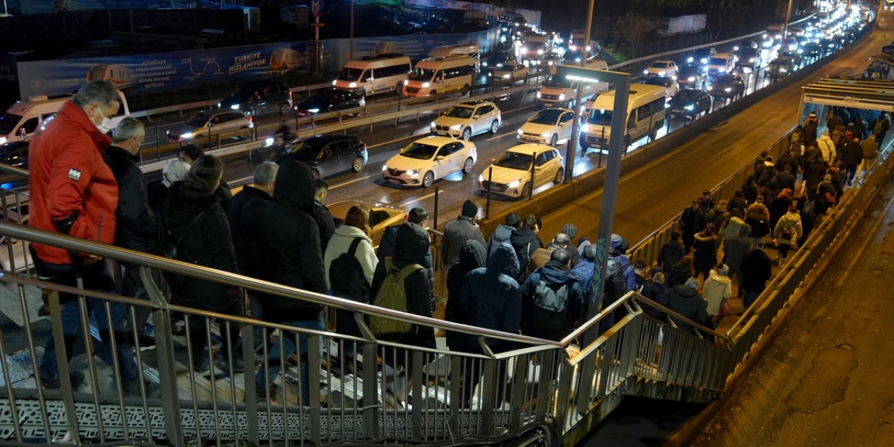 İstanbul'da haftanın ilk iş gününde trafik yoğunluğu yaşanıyor