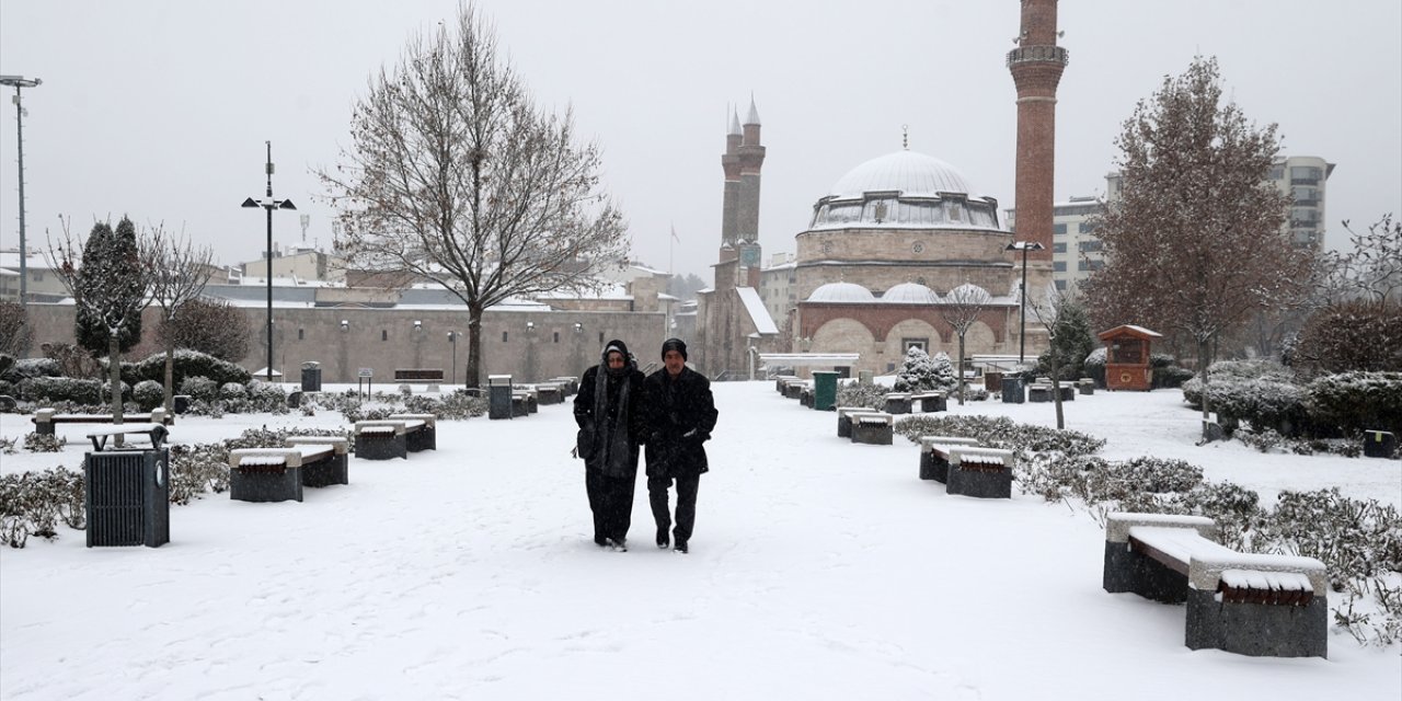 Sivas'ta kar yağışı etkili oluyor