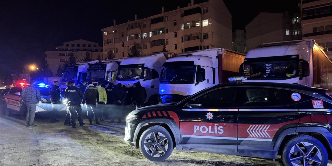 Edirne'de polise mukavemet eden 2 tır sürücüsü gözaltına alındı