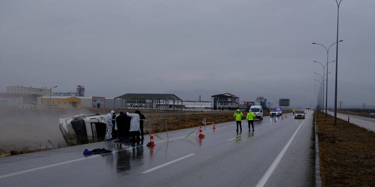 Konya'da devrilen kimyasal madde taşıyan tankerin sürücüsü öldü