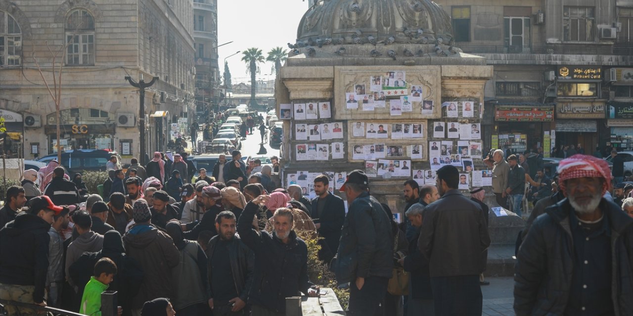 Suriyeliler, Şam'ın Merce Meydanı'na astıkları ilanlarla yakınlarını arıyor