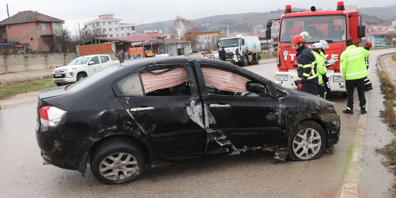 Samsun'da devrilen otomobildeki 3 kişi yaralandı