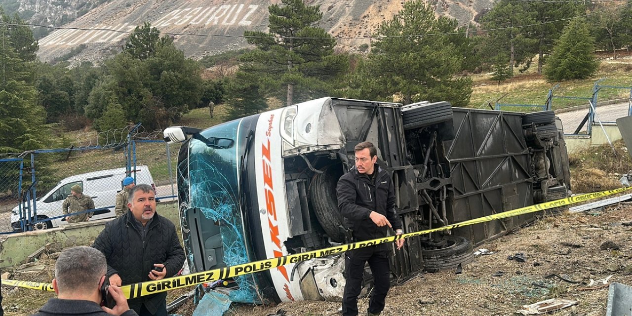 Isparta'da yolcu otobüsünün şarampole devrildiği kazada 1 kişi öldü, 18 kişi yaralandı