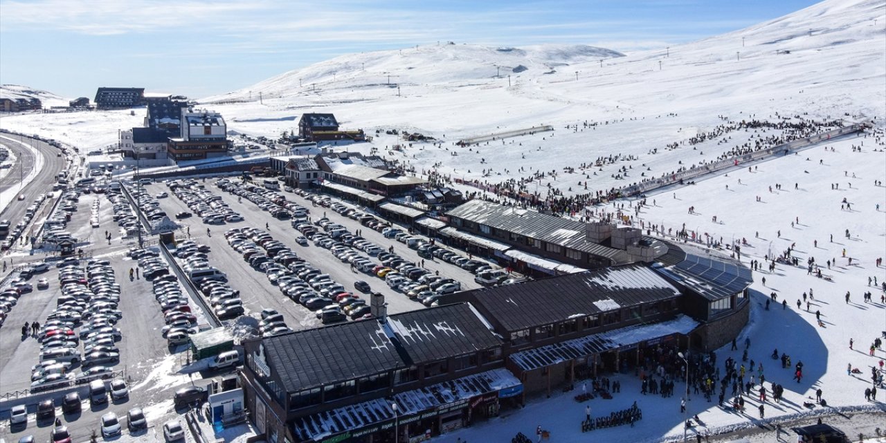 Erciyes Kayak Merkezi, hafta sonunda 70 bin ziyaretçi ağırladı