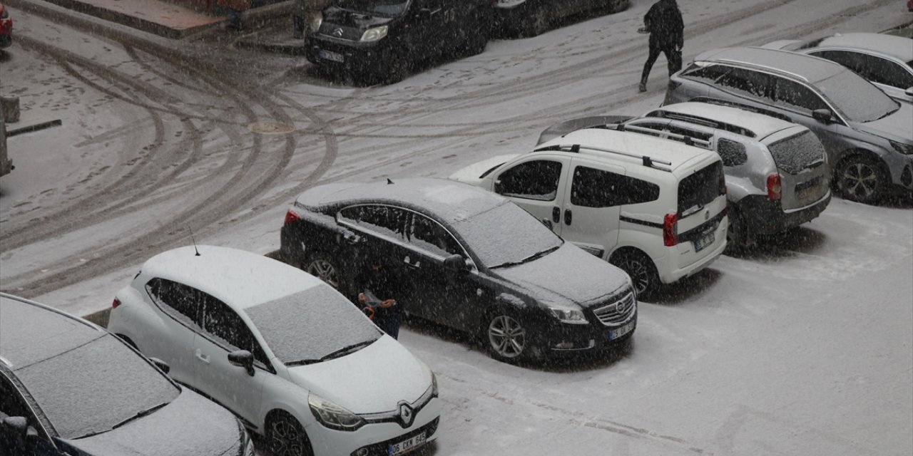 Ağrı kar yağışıyla yeniden beyaza büründü