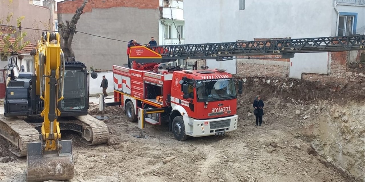 Balıkesir'de temel kazısında yandaki binanın giriş yolu çöktü