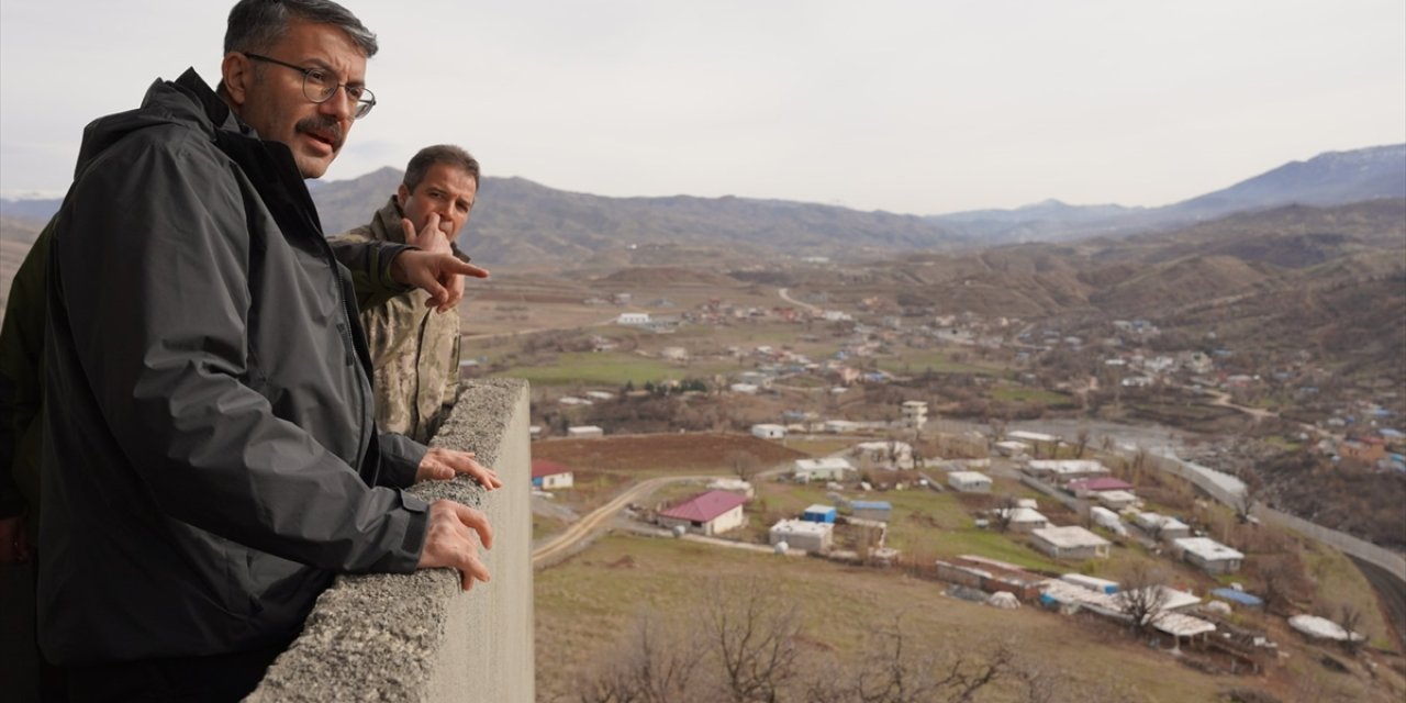 Hakkari Valisi Çelik, Irak sınırında yapılan güvenlik duvarını inceledi