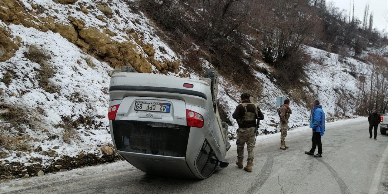 Van'da takla atan otomobildeki 3 kişi yaralandı