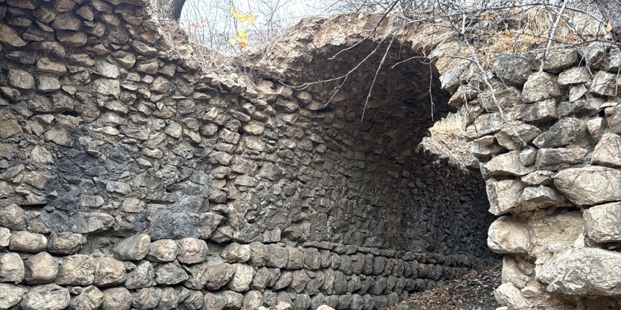 Nemrut Dağı eteklerinde yaklaşık 750 yıllık han ve köprü bulundu