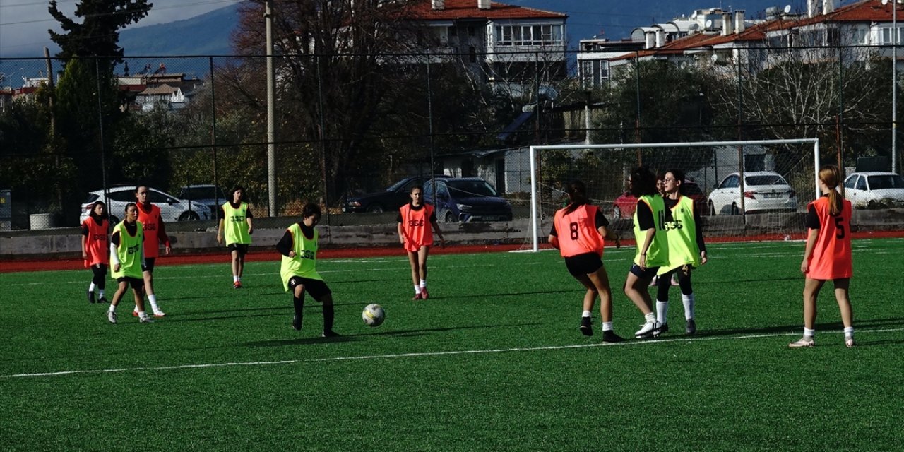 Öğretmen baba kızı için futbol kulübü kurdu