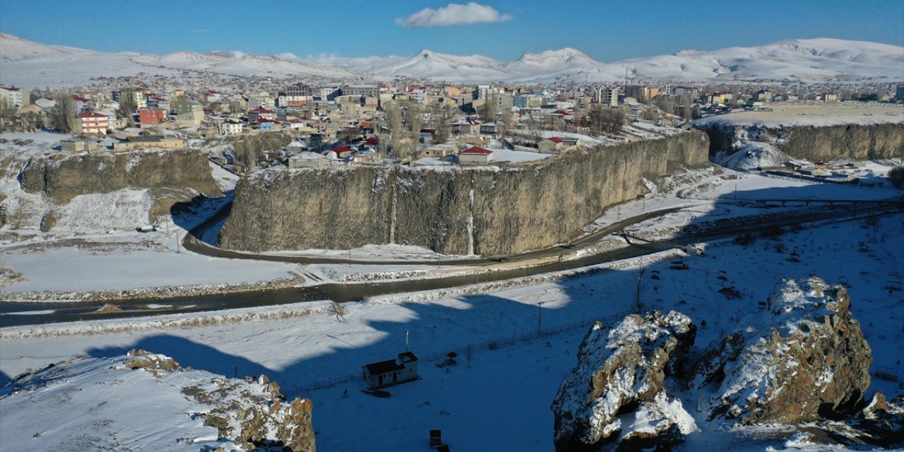 Ağrı'daki Murat Kanyonu ve çevresi beyaza büründü