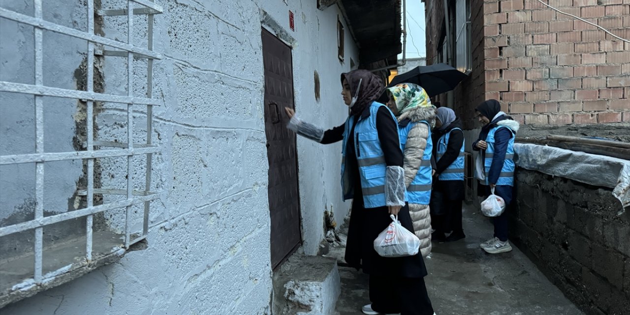 Diyarbakır'da öğrenciler yurtlardaki fazla yemekleri komşularıyla paylaşarak israfı önlüyor