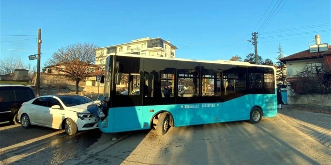 Kırıkkale'de halk otobüsü ile otomobilin çarpıştığı kazada 6 kişi yaralandı