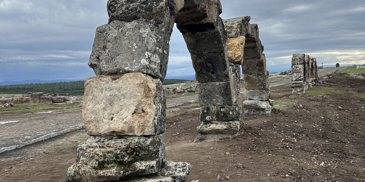 Uşak'taki Blaundos Antik Kenti'nin su kemerleri ayağa kaldırılıyor