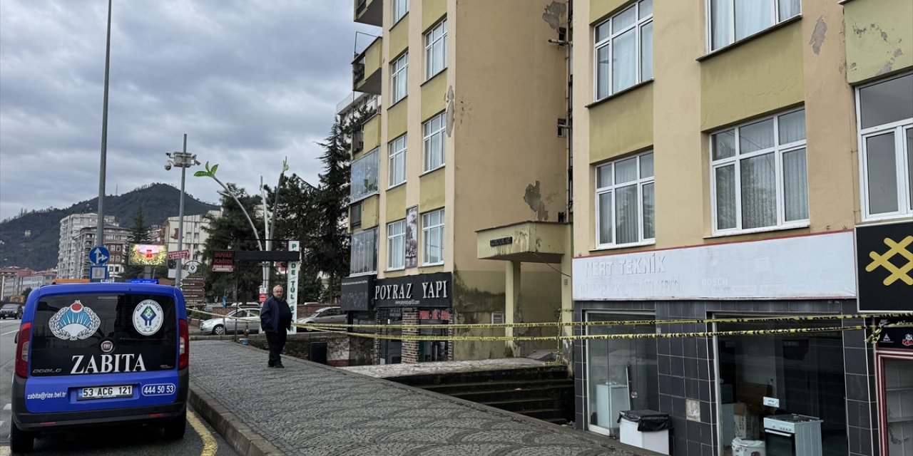 Rize'de tahliye edilen apartmanın sakinleri polis kontrolünde eşyalarını aldı