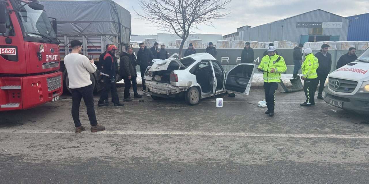 Sivas'ta park halindeki tıra çarpan otomobilin sürücüsü ağır yaralandı