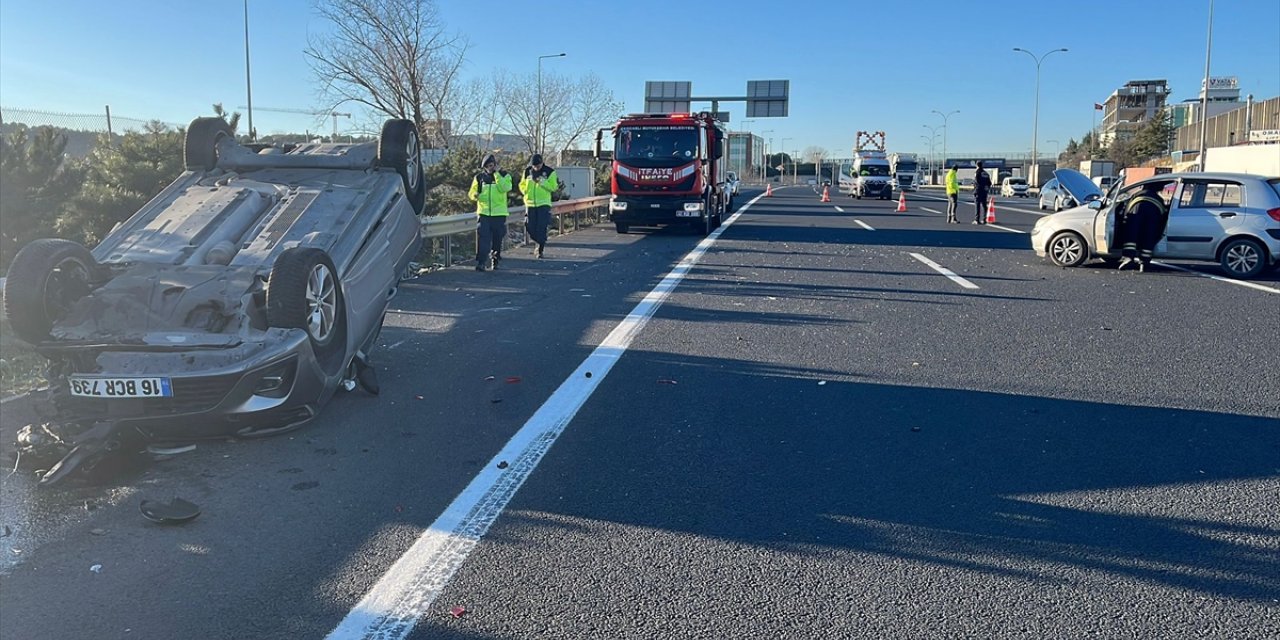 Anadolu Otoyolu'nun Kocaeli kesiminde meydana gelen trafik kazasında 2 kişi yaralandı