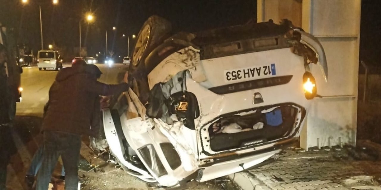 Bingöl'de takla atan otomobildeki 2 kişi yaralandı