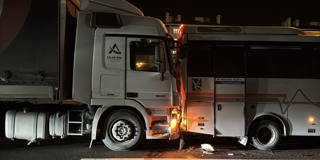 Anadolu Otoyolu'nun Kocaeli kesimindeki zincirleme trafik kazası ulaşımı aksattı