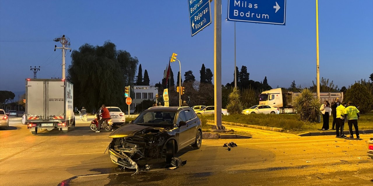 Aydın'da hafif ticari araç ile cipin çarpıştığı kazada 5 kişi yaralandı