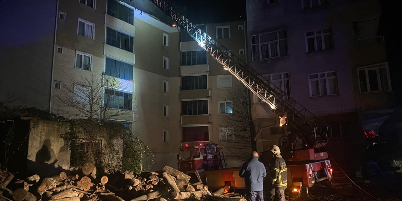 Sinop'ta bir apartmanın çatısında çıkan yangın hasara neden oldu