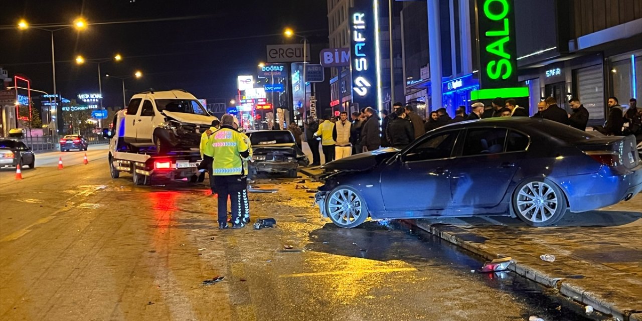 Denizli'de otomobil park halindeki araçlara çarptı, 3 kişi yaralandı