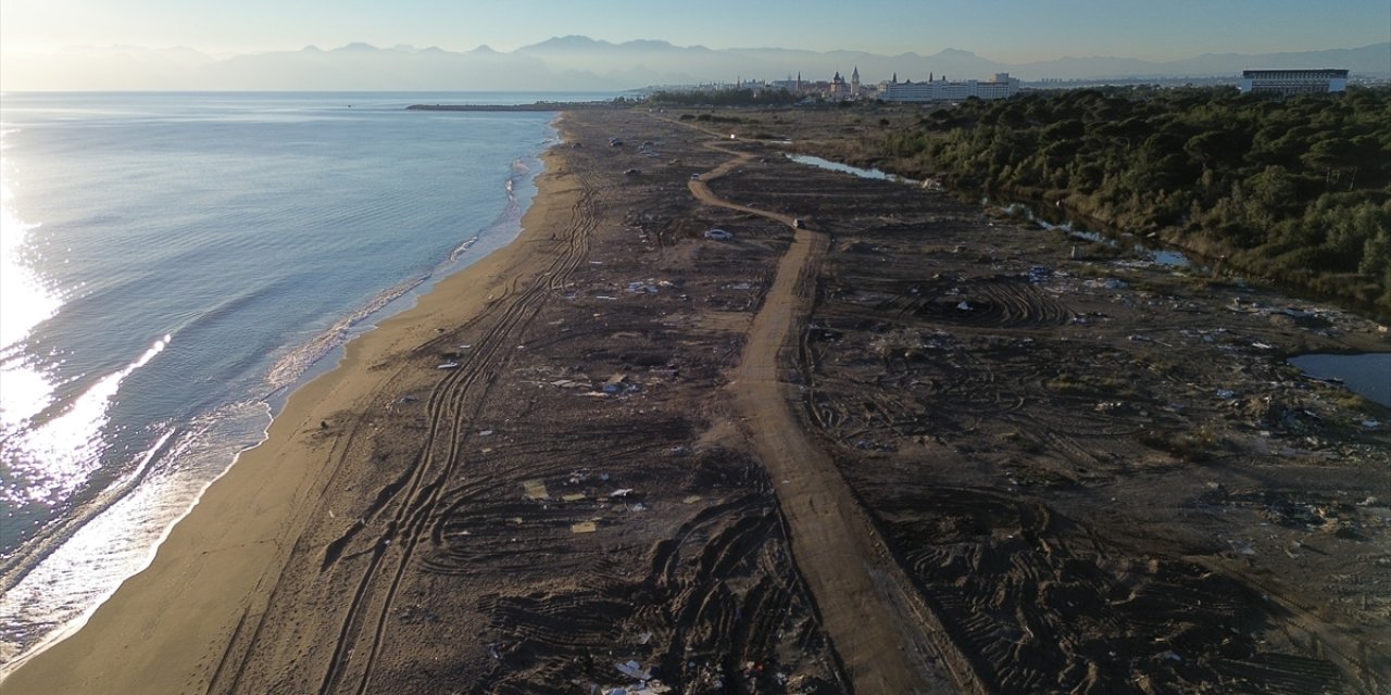 Antalya'da çardaklardan temizlenen Kumköy Sahili eski haline döndü