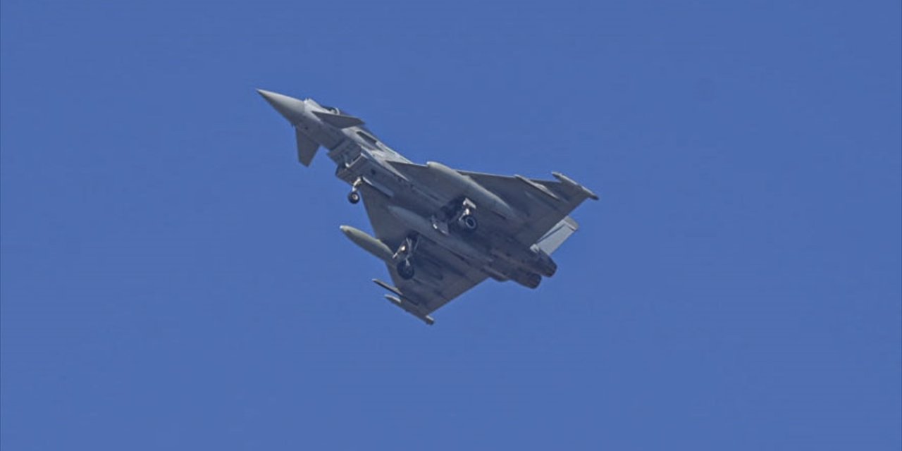 Eurofighter Typhoon savaş uçağı Mürted Hava Üssü'ne indi