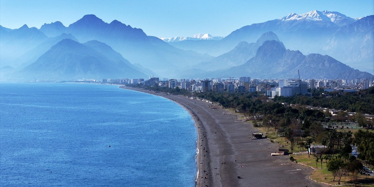 Dağlarında kar, sahillerinde bahar hakim olan Antalya'da deniz keyfi