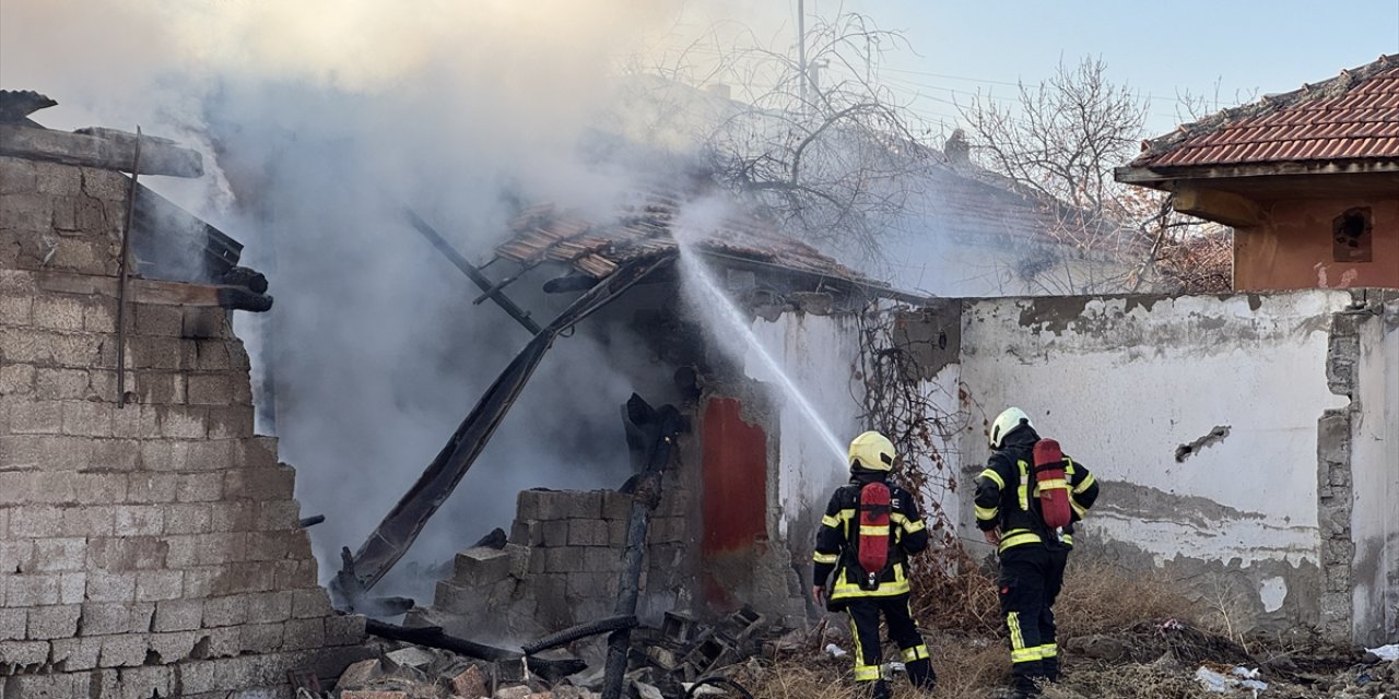 Kayseri'de yangın çıkan ev kullanılamaz hale geldi