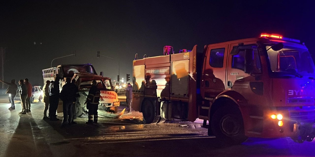 Hatay'da kamyonla çarpışan çekicideki 2 kişi yaralandı