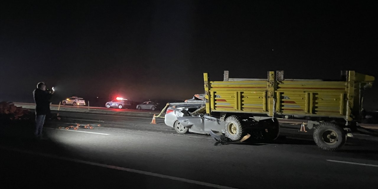 Konya'da traktöre takılı römorka çarpan otomobildeki 1 kişi öldü