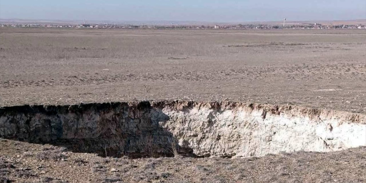 Konya'da 13 metre derinliğinde, 15 metre çapında obruk oluştu