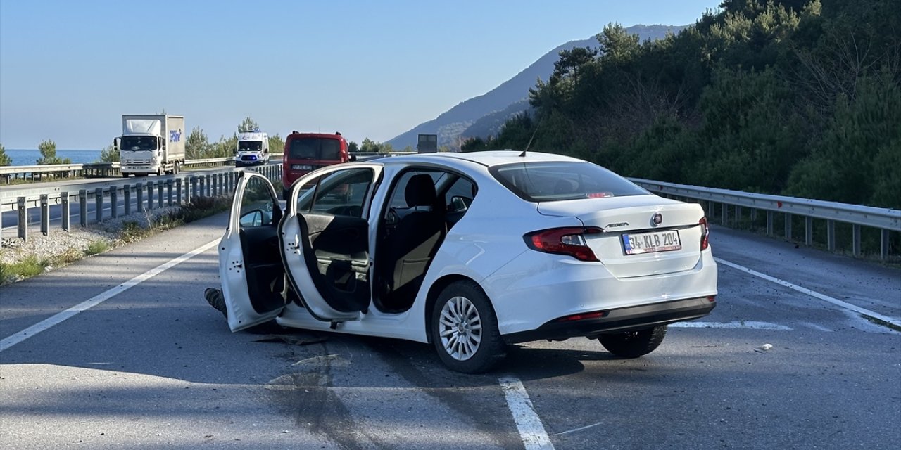 Sinop'ta bariyere çarpan otomobildeki 5 kişi yaralandı