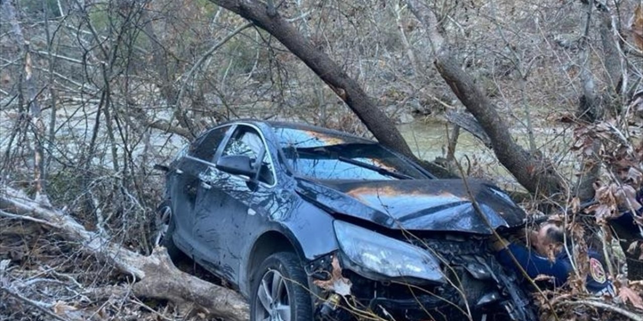 Manisa'da şarampole düşen otomobildeki 3 kişi yaralandı