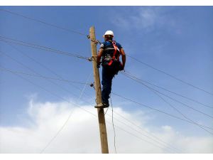 Şanlıurfa'da rüzgardan zarar gören enerji nakil hatları onarılıyor
