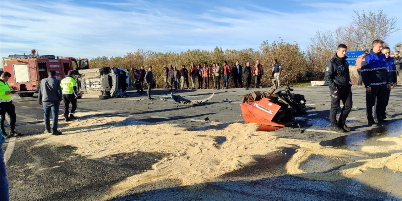 Çanakkale'de traktörün ikiye bölündüğü kazada 2 kişi yaralandı