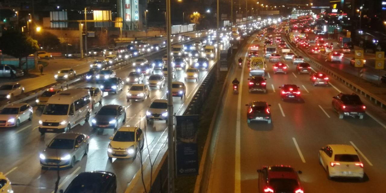 İstanbul'da akşam saatlerinde trafik yoğunluğu yaşanıyor