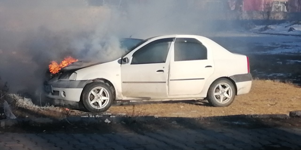 Kars'ta park halindeki otomobil yandı