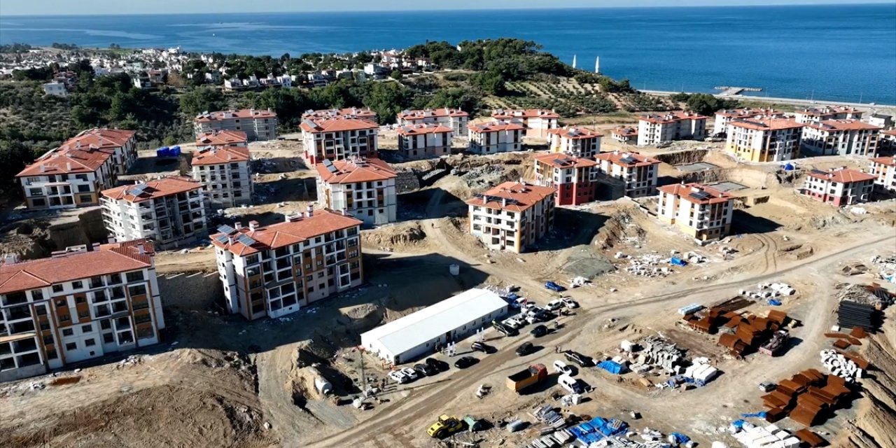 Hatay Arsuz'da deprem konutlarının yapımı sürüyor