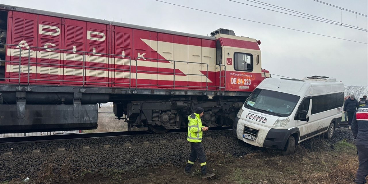 Kırklareli'nde hemzemin geçitte trenin çarptığı servis minibüsündeki 2 kişi yaralandı