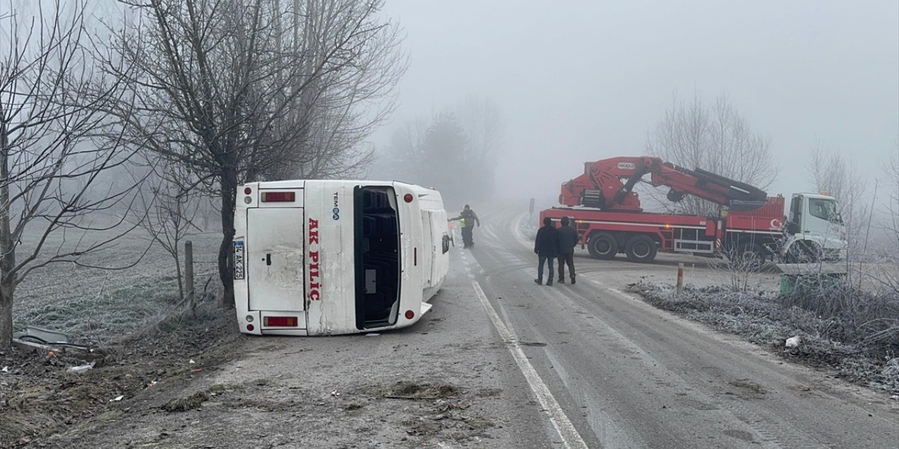 Bolu'da devrilen servis midibüsündeki 9 kişi yaralandı