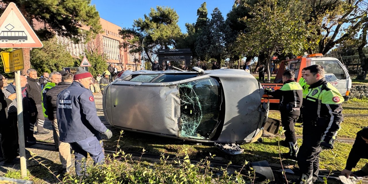 Samsun'da devrilen otomobil, tramvay seferlerini aksattı