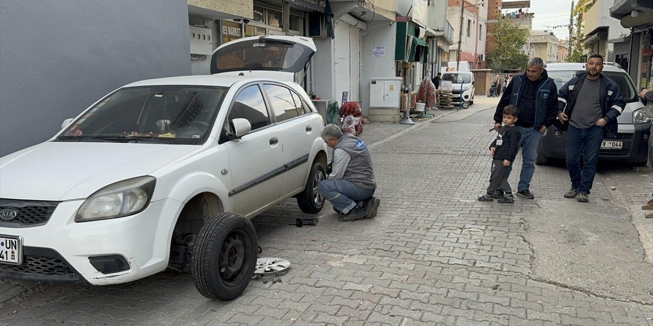 Adana'da 34 aracın lastiğini kesen 2 kişi gözaltına alındı