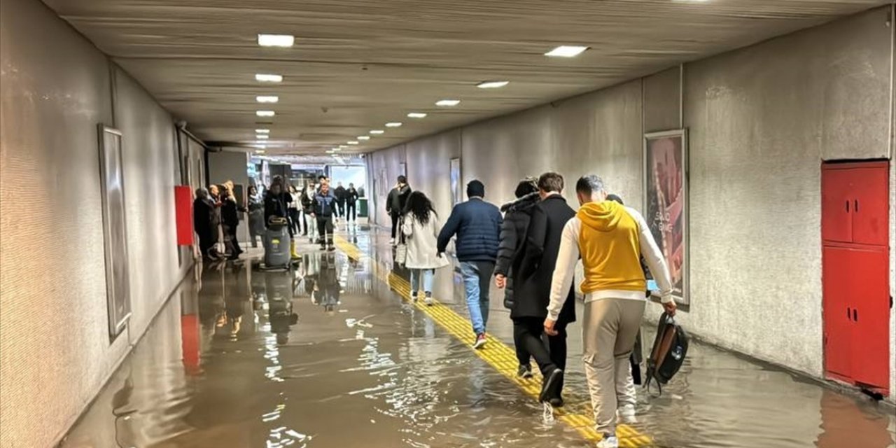 Fatih'te metro alt geçidini kanalizasyon suyu bastı