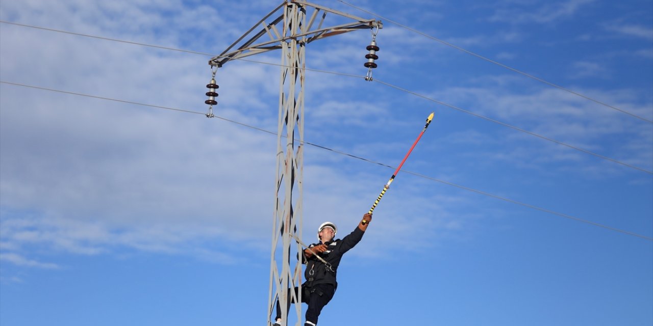 Uludağ'da kesintisiz enerji için elektrik dağıtım ekiplerinin zorlu mesaisi başladı