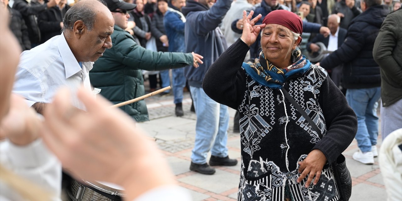 Edirne'de Roman çeribaşısının caddede çektiği klip açık hava konserine döndü