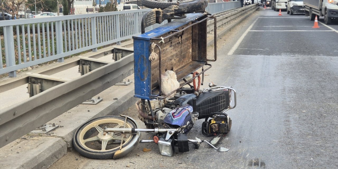 Manisa'da tırla çarpışan motosikletin sürücüsü öldü