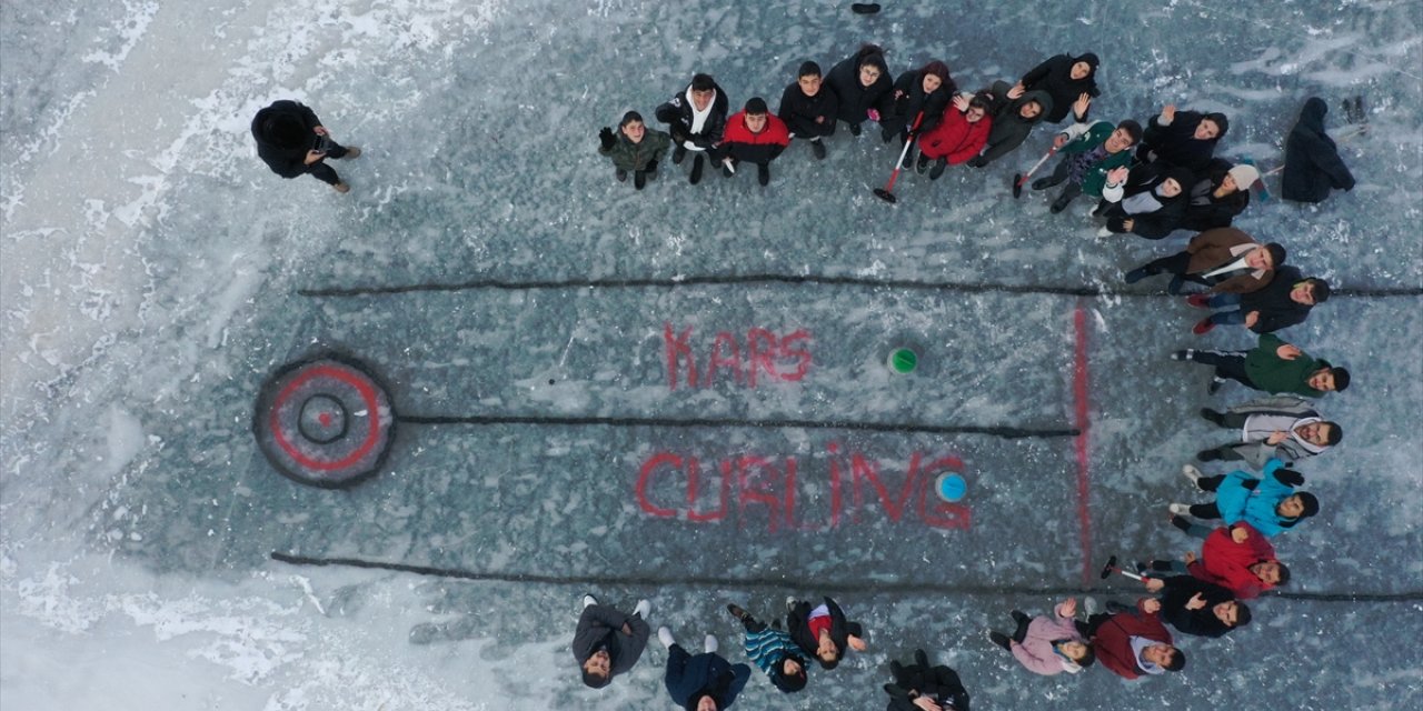 Çıldır Gölü'nün buzla kaplı yüzeyi curling sporcuları için antrenman alanı oldu