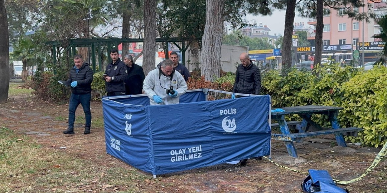 Antalya'da parkta bir kişi ölü bulundu